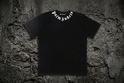 Camiseta Palm Angels Gothic Neck negra, detalle del cuello